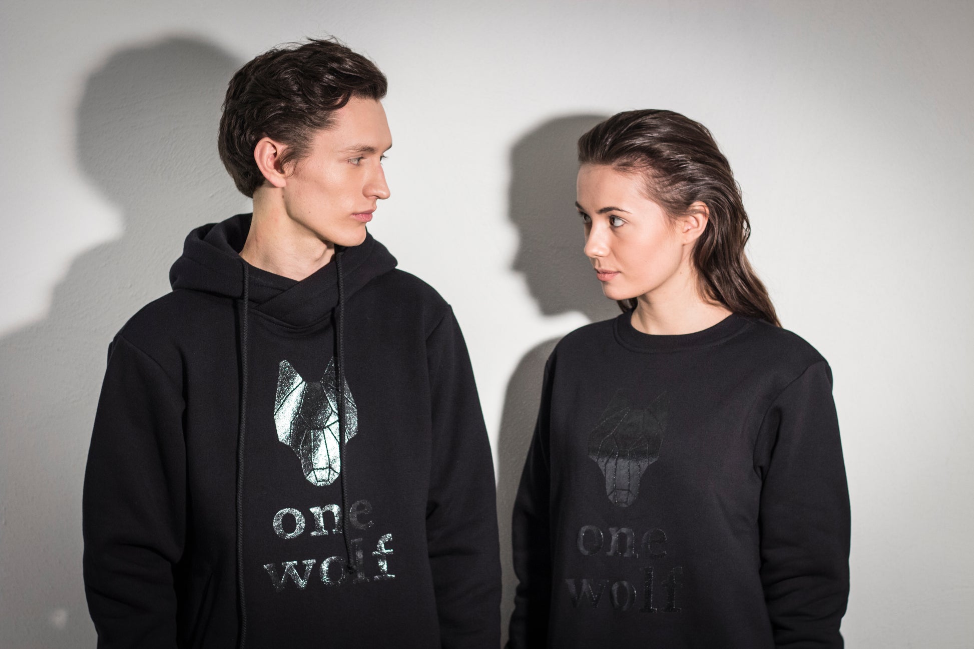 ONE WOLF LOGO sweater black/black glossy logo - not brushed - One Wolf