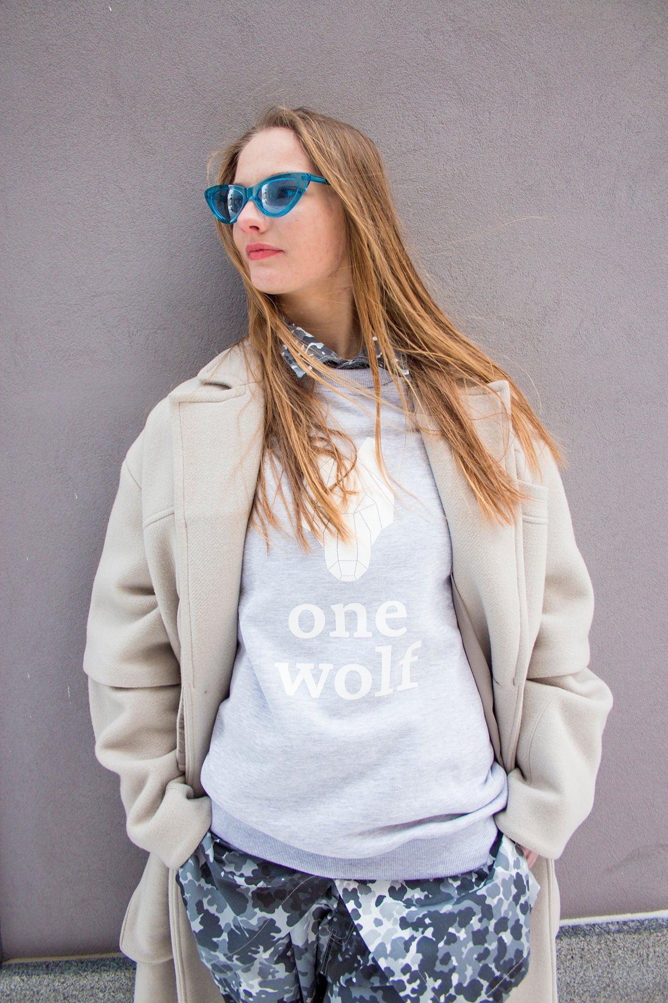 ONE WOLF LOGO COMFORT sweater grey/white logo - One Wolf